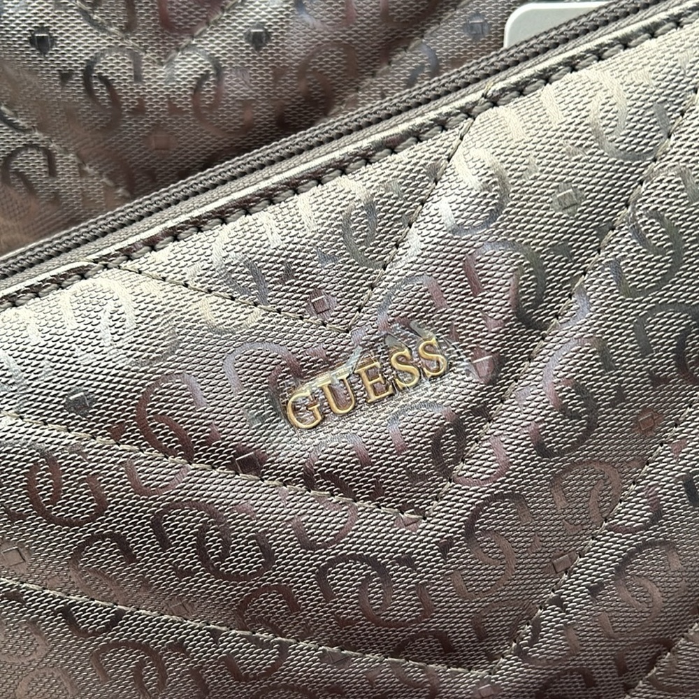 GUESS - Picture 4 of 9